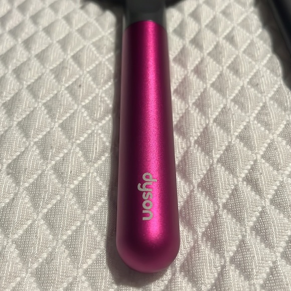 NEW!! Dyson paddle brush and comb in fuschia - Picture 3 of 3